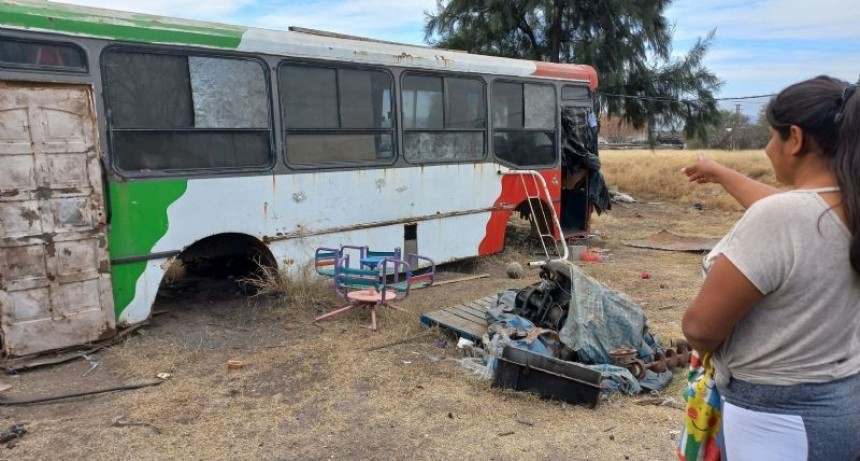 Joven madre vive con su hija de 5 años en un colectivo
