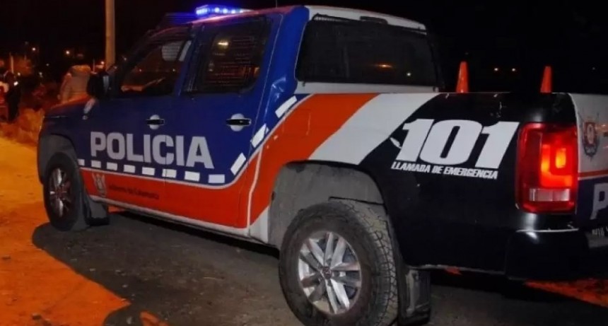 Se atrincheró y tomó de rehén a su pareja, amenazando con prender fuego la casa