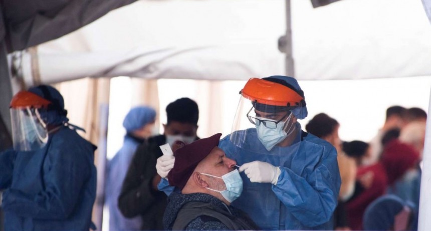 Coronavirus: por qué las otras variantes predominantes podrían frenar la propagación de la Delta en la Argentina
