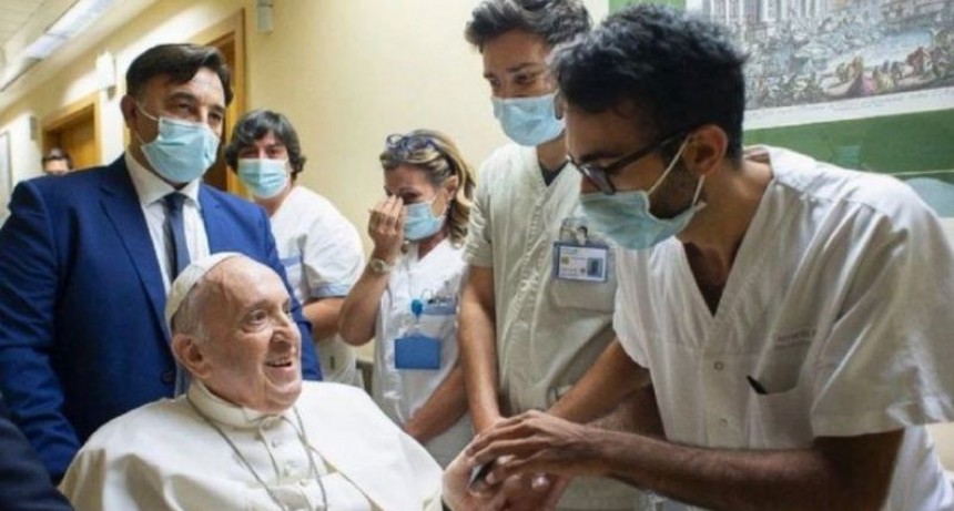 El papa Francisco habló sobre su estado de salud y dijo que un enfermero salvó su vida