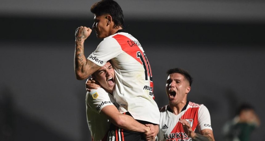 Sobre la hora, River le dio vuelta el partido a Sarmiento y sigue prendido en la pelea