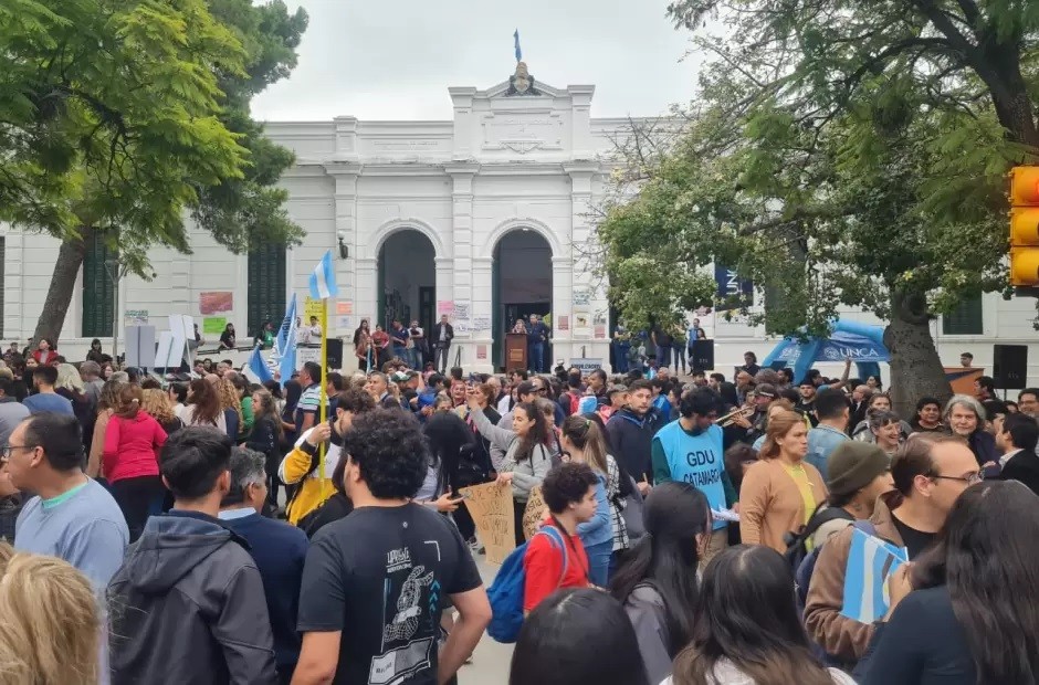 Los gremios universitarios sin acuerdo paritario, ratificaron el paro de este lunes