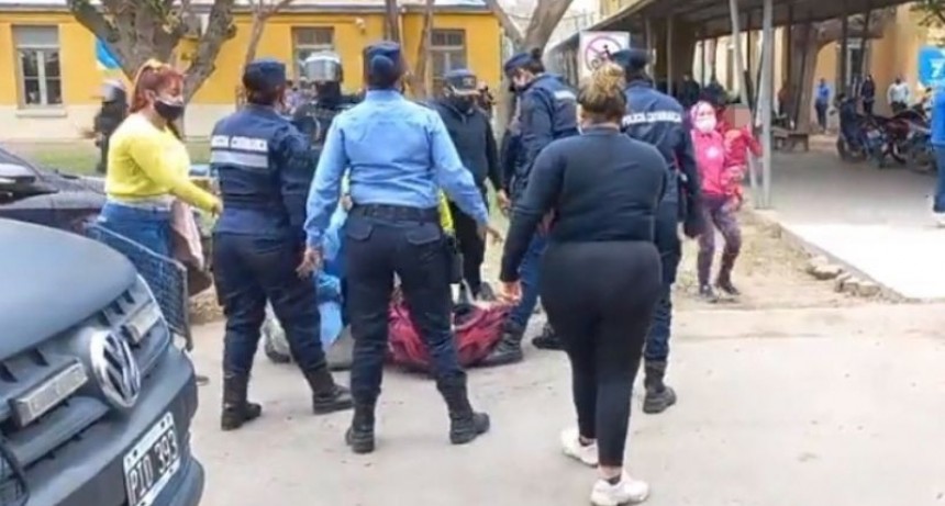 Protestaban por viviendas, se quisieron prender fuego y fueron detenidas en el CAPE
