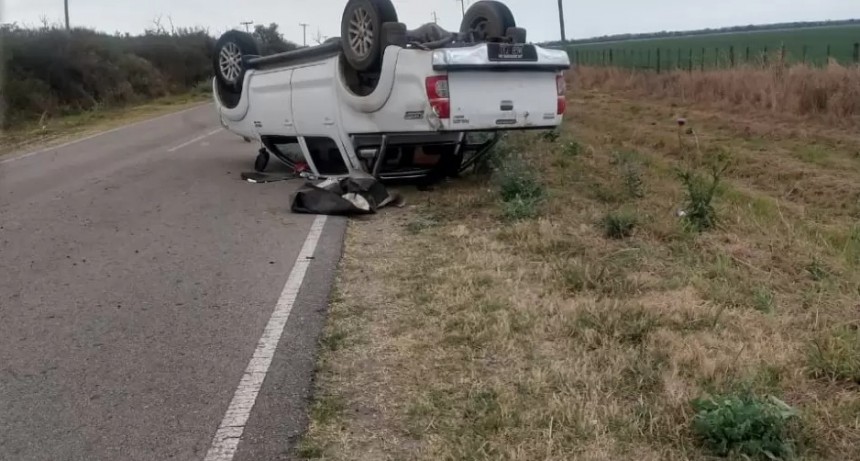 La rotura del eje de un tráiler ocasionó el vuelco de una camioneta