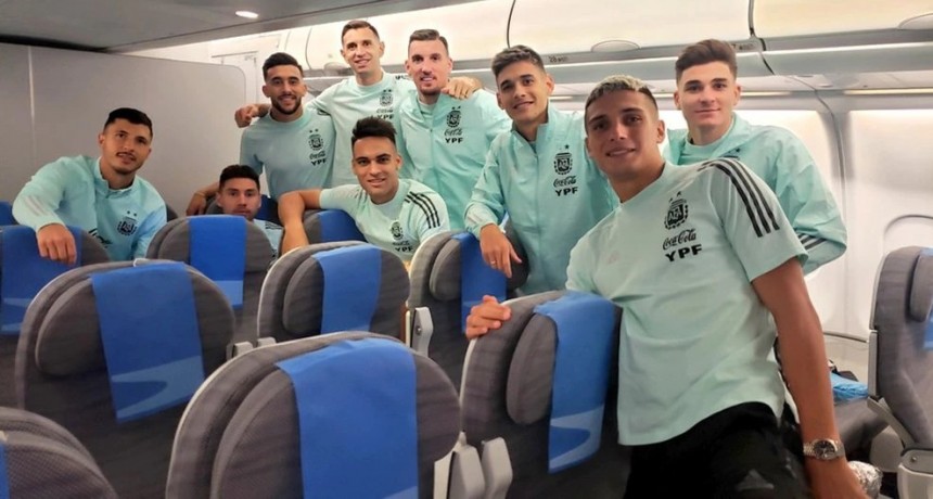 La selección argentina arribó al país tras la escandalosa suspensión del clásico ante Brasil