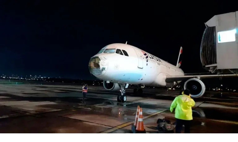 Un avión que iba a Miami tuvo que aterrizar de emergencia en el aeropuerto de Ezeiza