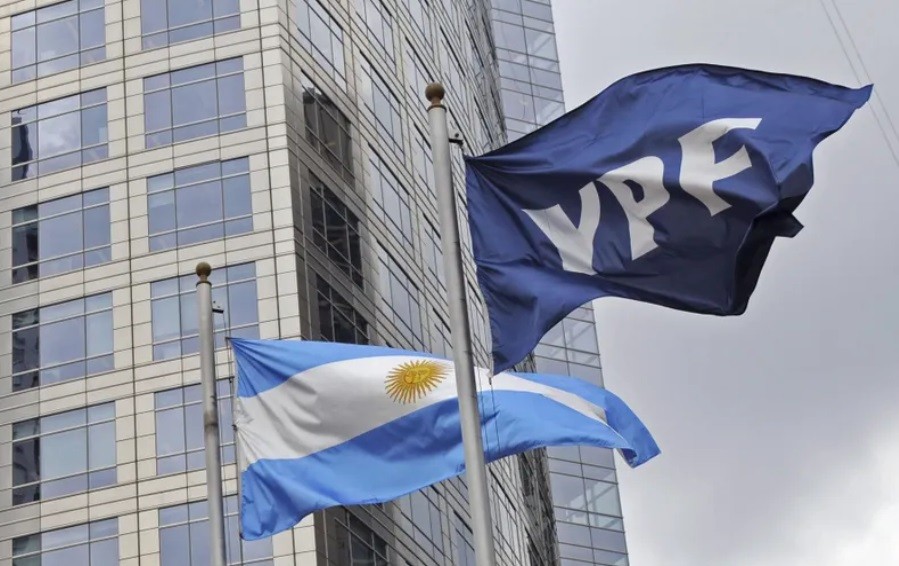 Milei anunció que privatizará YPF y los medios públicos
