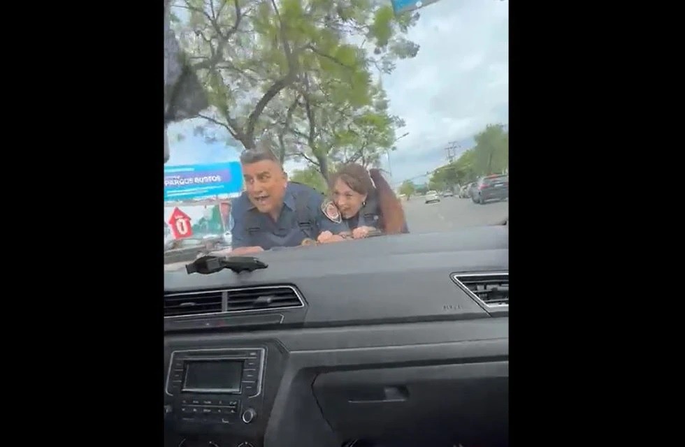 La salvaje actitud de un grupo de jóvenes en Córdoba: los intentaron detener en un control policial y arrastraron a dos efectivos en el capot del auto